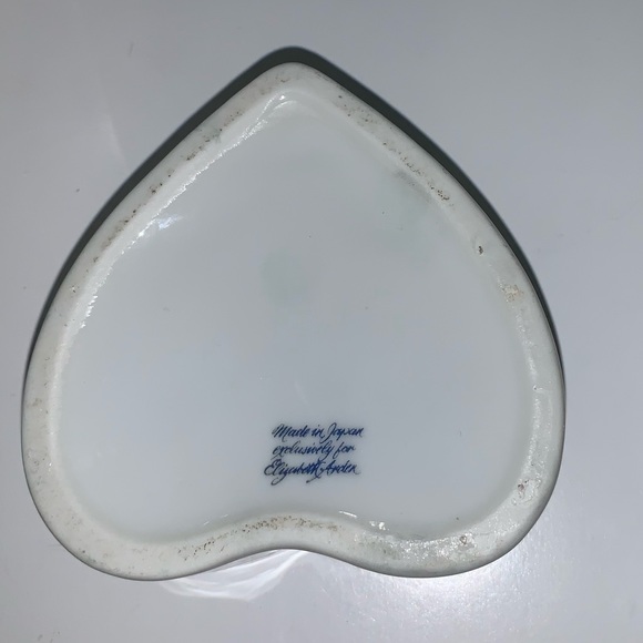 Elizabeth Arden Trinket Box with lid!Beautiful Flower design 🌸Vintage ❤️ shaped - Picture 8 of 8